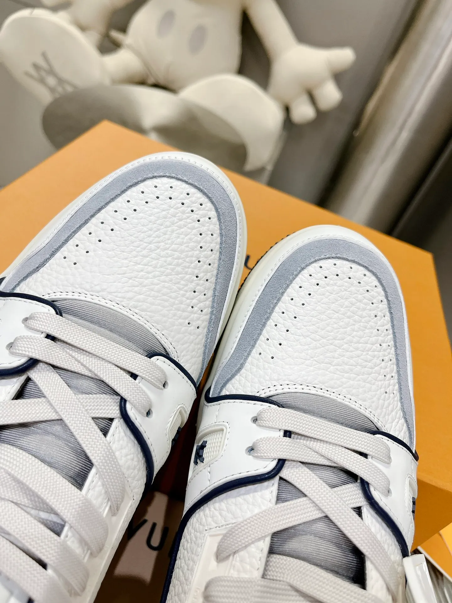 👟👟Ex-factory price 840👟👟The highest version on the Internet⚠️Feel free to compare! 2021🔥New model, purchase quality LV~Louis Vuitton by Virgin Abloh’s best-looking sneakers, Donkey Brand strongly recommends new products, official website limited edition retro basketball sneakers! Both high and low tops cost money to purchase 1:1 accurate replicas of the originals. The details are invincible, full of sincerity, imported custom-made original cowhide, the original package method is the same, the details are 100% restored, and the private model customized the original one-piece T👟👟factory price U outsole, which is different from other brands. Without the original version, this effect cannot be achieved! 35-45 (46 is custom-made and non-refundable) Some colors are available in women’s styles